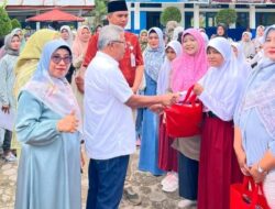SMPN 6 Padang Dukung Program “Padang Juara”: Kepsek Serahkan Seragam Gratis untuk 113 Siswa Baru