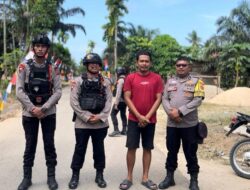 Sat Brimob Dharmasraya Gelar Razia Bendera One Piece dan Bagikan Bendera Merah Putih