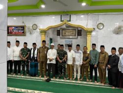 Bangun Sinergitas Dengan Elemen Masyarakat, Danrem 032/Wbr Laksanakan Sholat Subuh Berjamaah