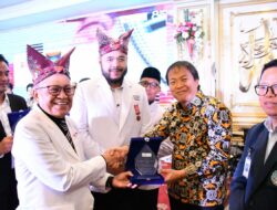 Dedikasi untuk Kemanusiaan, Wali Kota Padang Dianugerahi Lencana Jasa Pratama oleh PMI