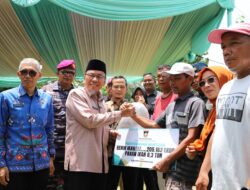 Wakil Wali Kota Padang Serahkan Bantuan Perikanan dan Luncurkan Gerakan Pangan Murah