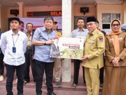 Wakil Wali Kota Padang Serahkan Bantuan Pertanian dan Peternakan kepada Kelompok Tani