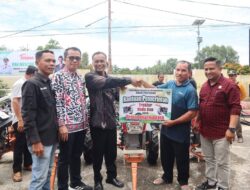 Pemkab Serahkan Sepuluh Unit Traktor Untuk Kelompok Tani