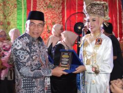 Zafran Abbas dan Khesy Jenetha Andres Dinobatkan sebagai Rang Mudo dan Puti Bungsu Pelajar Kota Padang