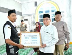 Wakil Wali Kota Padang Serahkan Dana Operasional Triwulan III 2025 untuk RT/RW, Guru TPQ, Imam Masjid, dan Kader Posyandu se-Kecamatan Kuranji