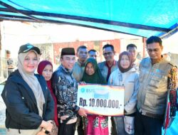 Wakil Wali Kota Padang Turun Langsung Serahkan Bantuan ke Korban Pohon Tumbang